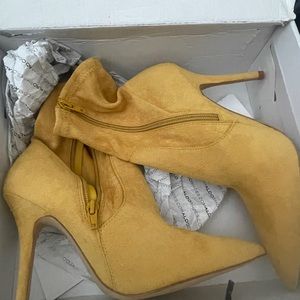 Aldo never wore 7.5 yellow